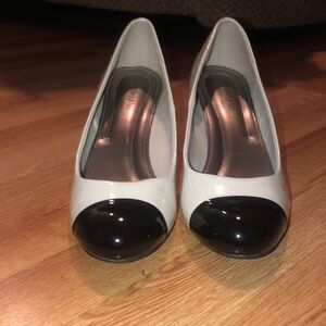 Comfort plus Karmen by predictions 8W black and ivory patent leather 3” heels.